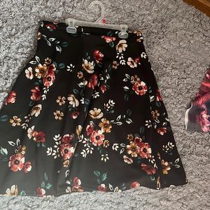 Black flower skirt size L
